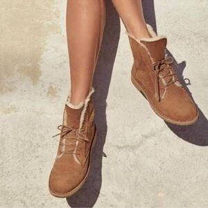 UGG Quincy Women's Ankle Boots Chestnut Sheepskin Suede Booties Lace-Up Size 8
